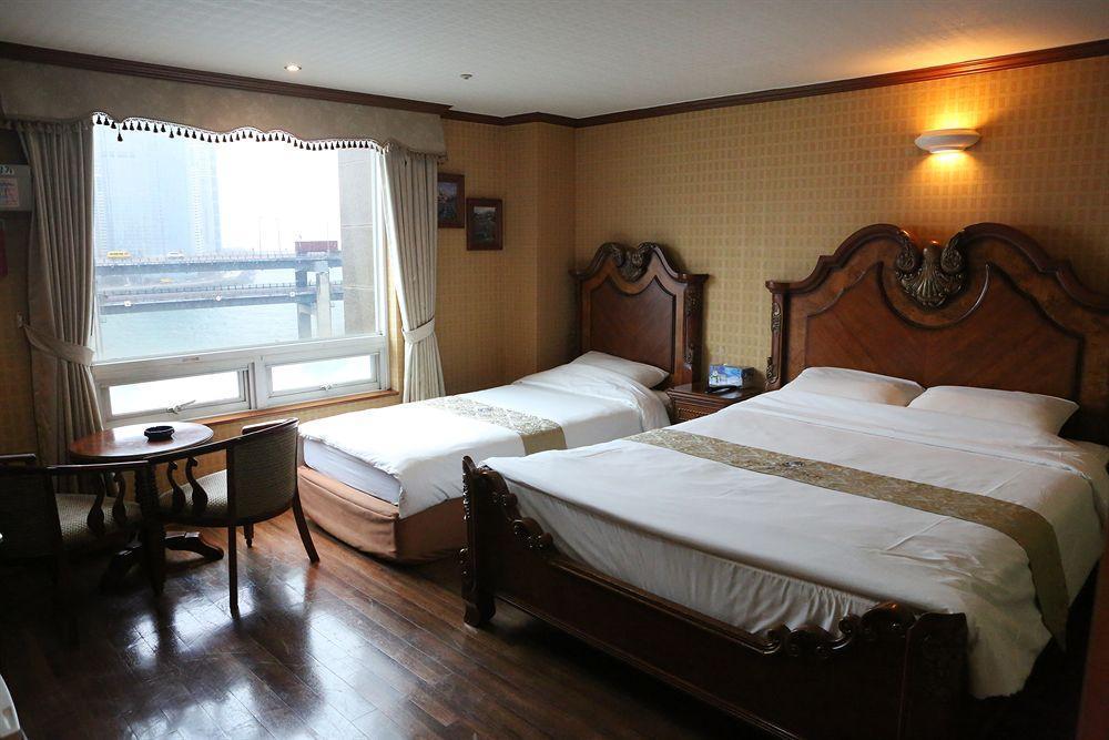 Hotel Castle Beach Пусан Екстериор снимка