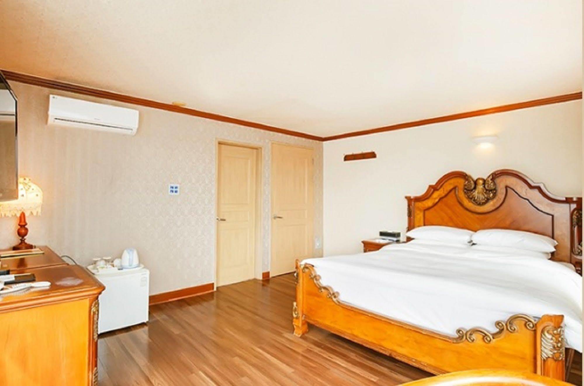 Hotel Castle Beach Пусан Екстериор снимка