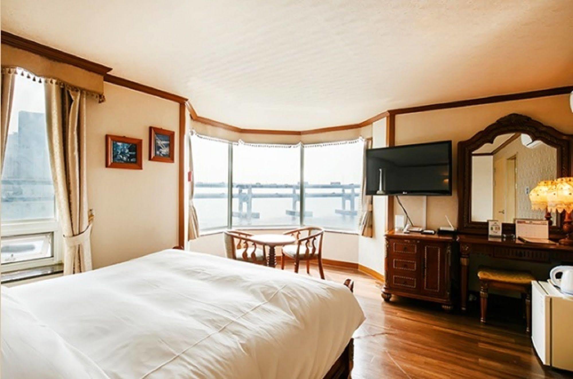 Hotel Castle Beach Пусан Екстериор снимка